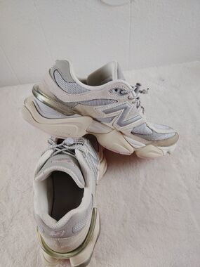 New Balance Women's White/Grey Mesh & Suede Sneaker